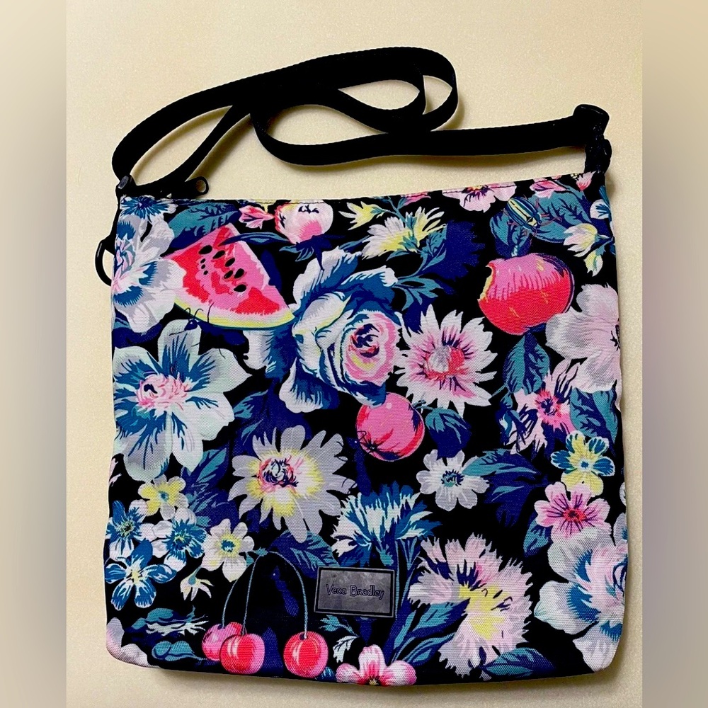 Vera Bradley cross body bag / purse / pocketbook in Garden Picnic EUC